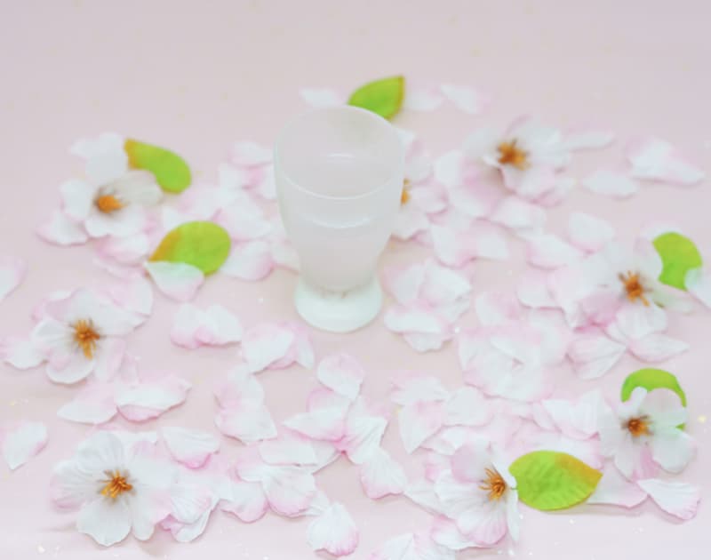 日本酒と桜の花びら